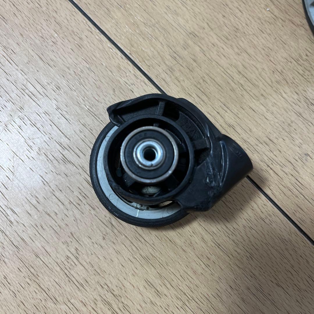 リモワスーツケース用キャスター4個セット(1個は半分壊れています)