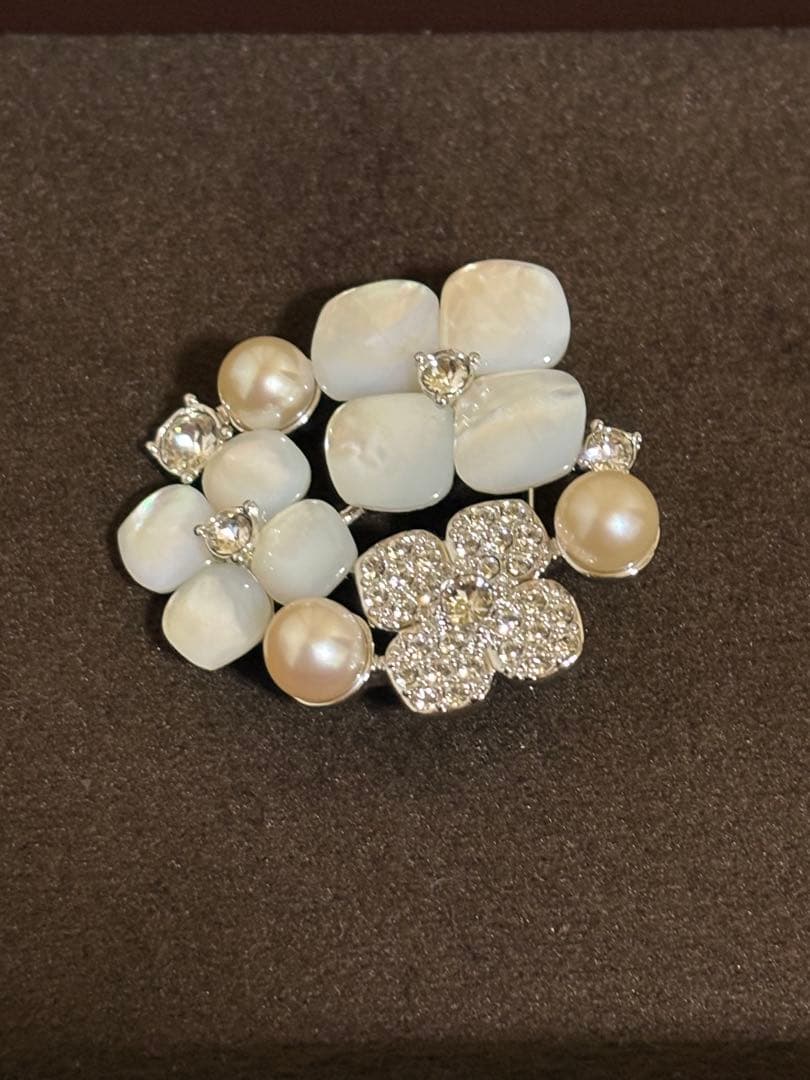 ヴァンドームブティックのシェルブローチ