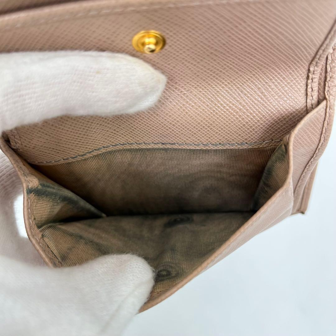 【美品】PRADA 二つ折り財布 ロゴ金具 サフィアーノレザー ピンク