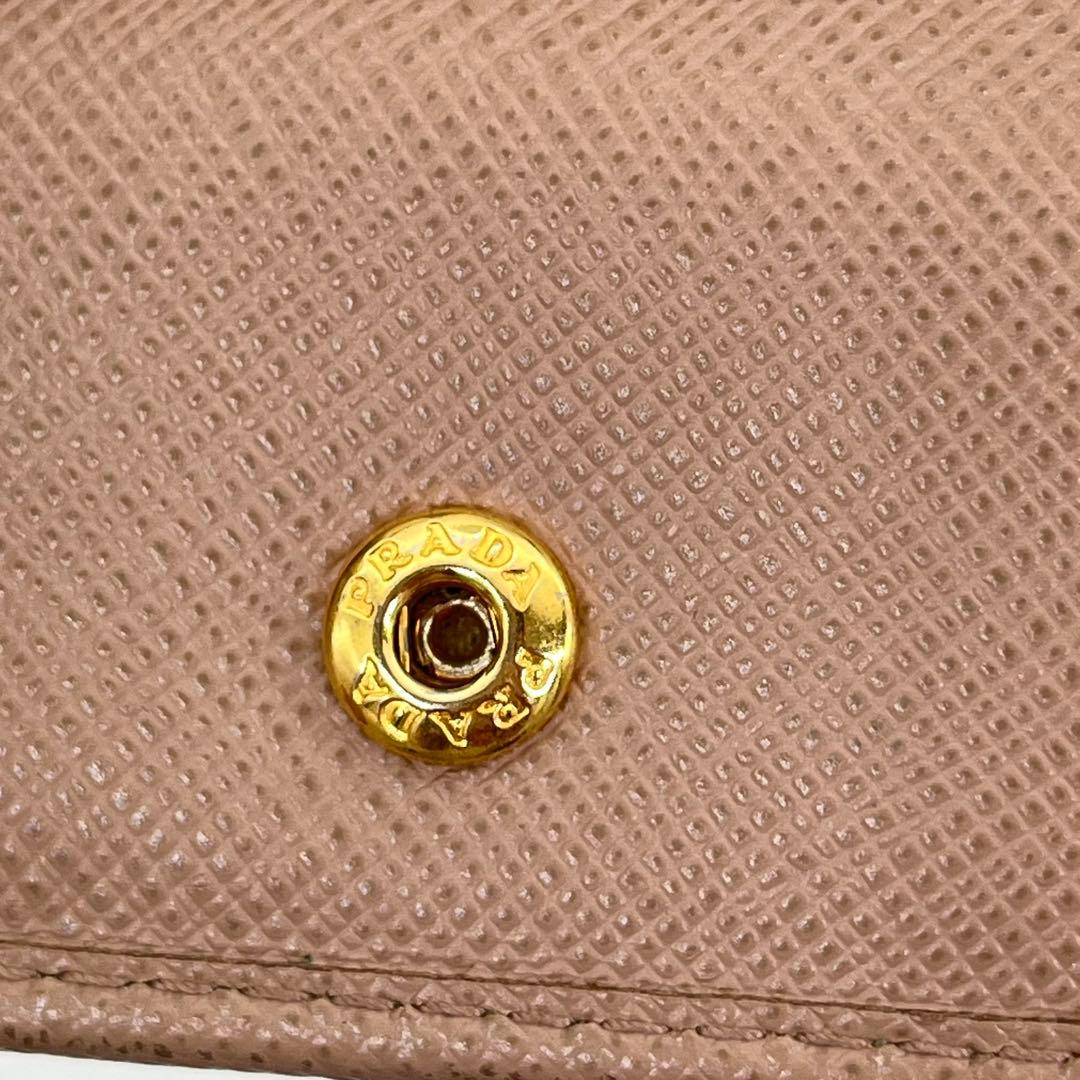 【美品】PRADA 二つ折り財布 ロゴ金具 サフィアーノレザー ピンク