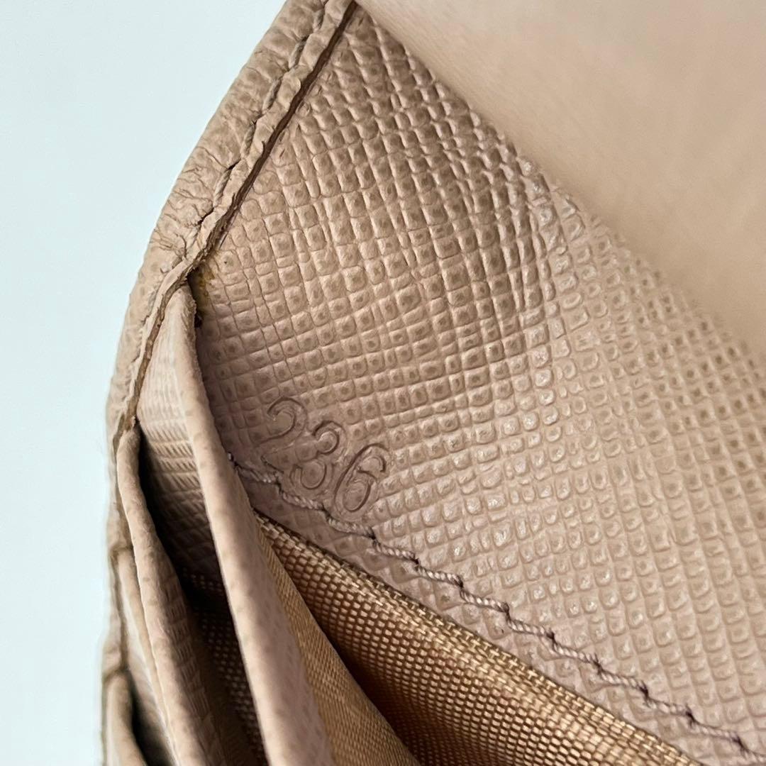 【美品】PRADA 二つ折り財布 ロゴ金具 サフィアーノレザー ピンク