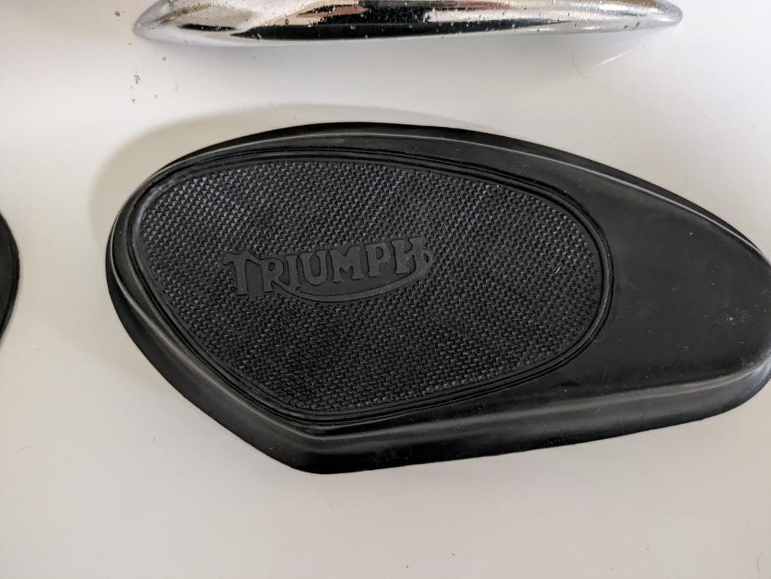 TRIUMPH 旧エンブレムとグリップセット