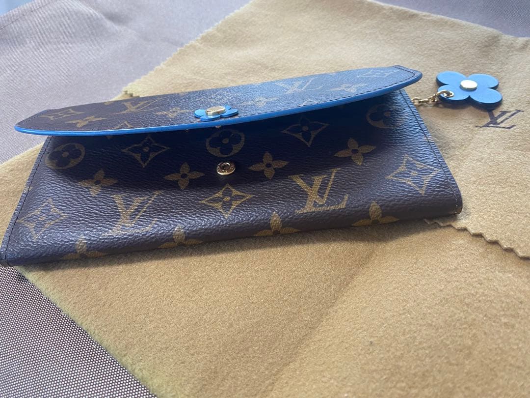 中古　ルイヴィトン財布　ポルトフォイユ・エミリー ブルーミング フラワーチャーム
