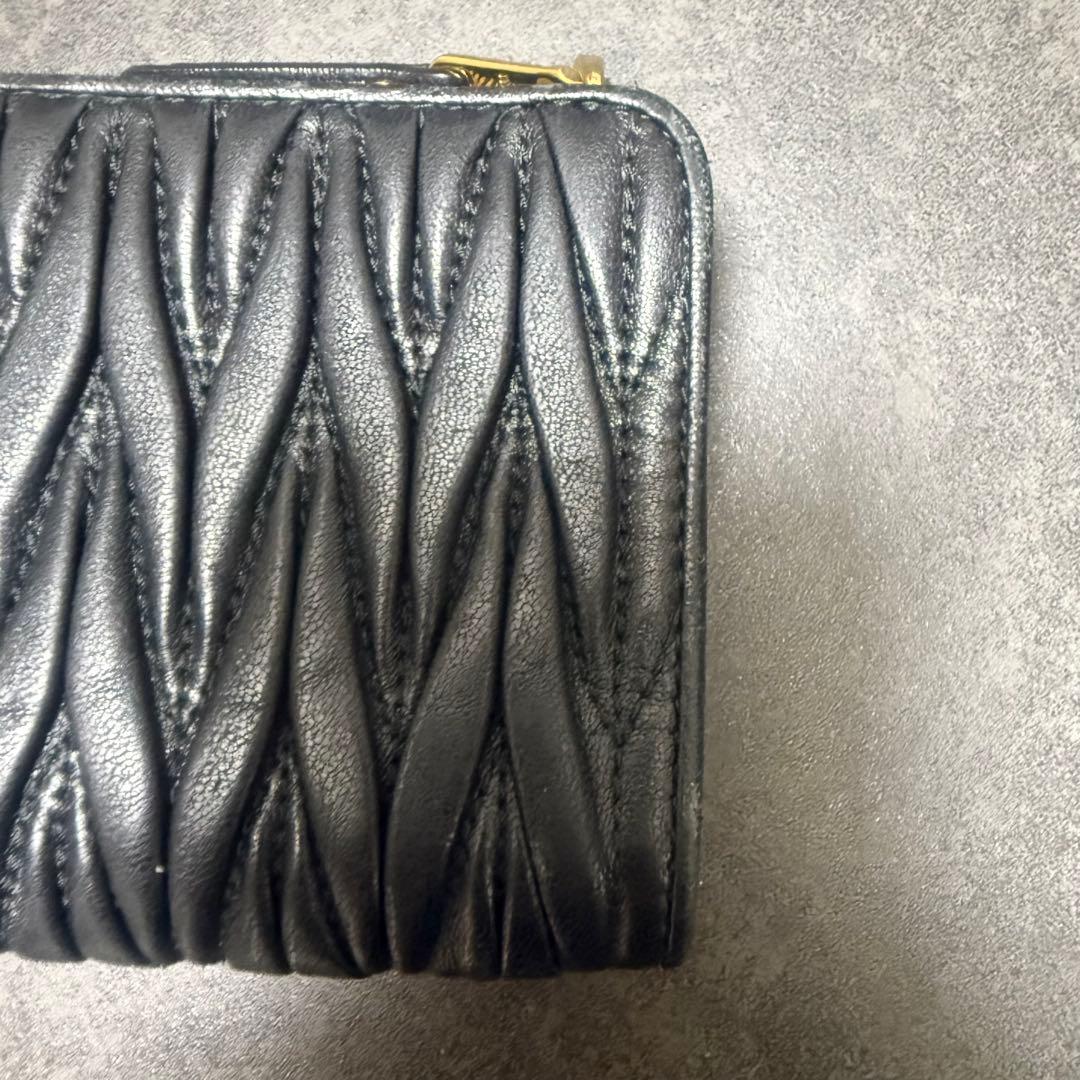 miu miu 三つ折り財布 黒 マテラッセレザー