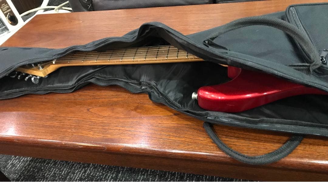 Legend エレキギターレッド　ケース付き