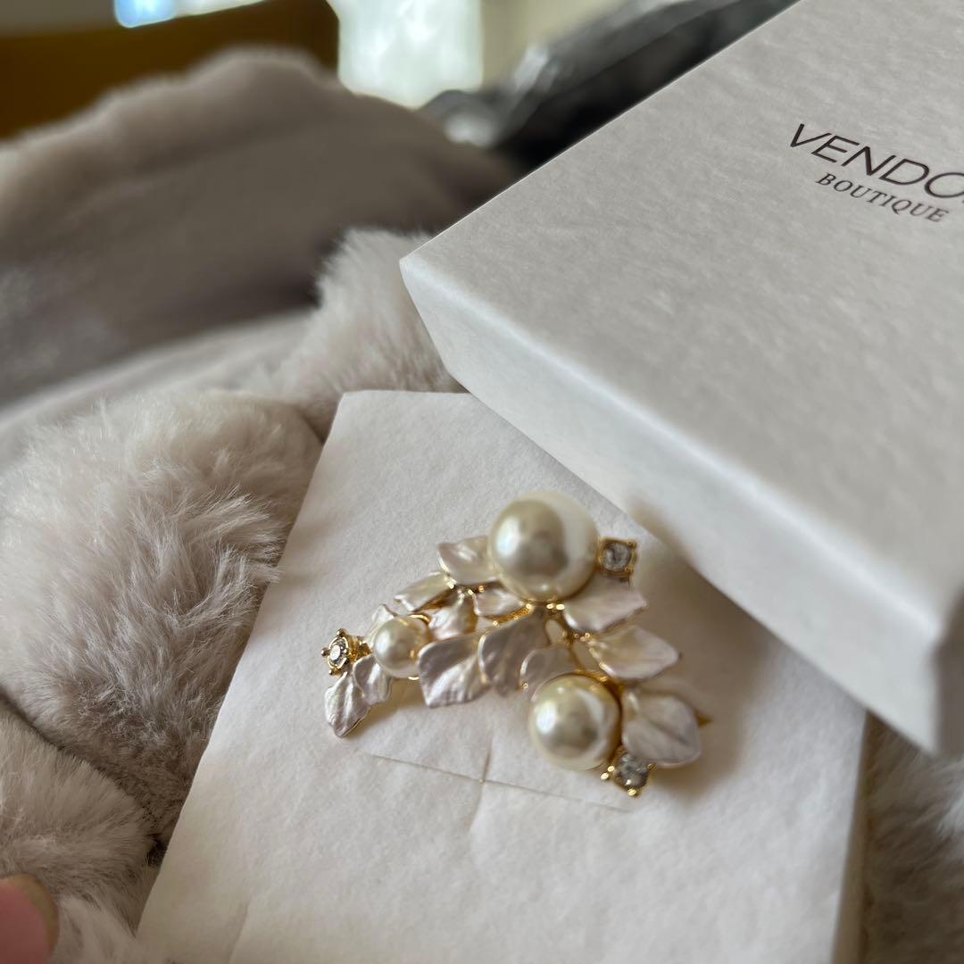 VENDOME パールとクリスタルのブローチ
