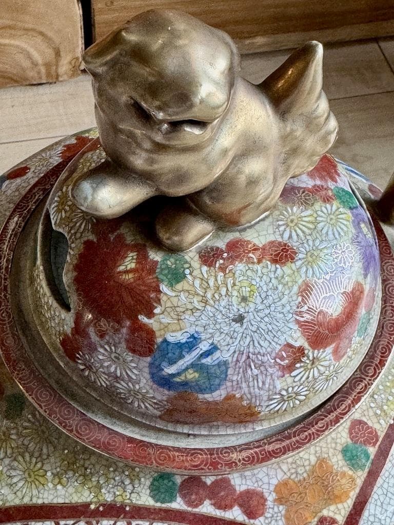 美品　京薩摩　蓮山　香炉　獅子　三ツ脚　蓋付　金彩　豪華絢爛　壼飾　花入　大香炉