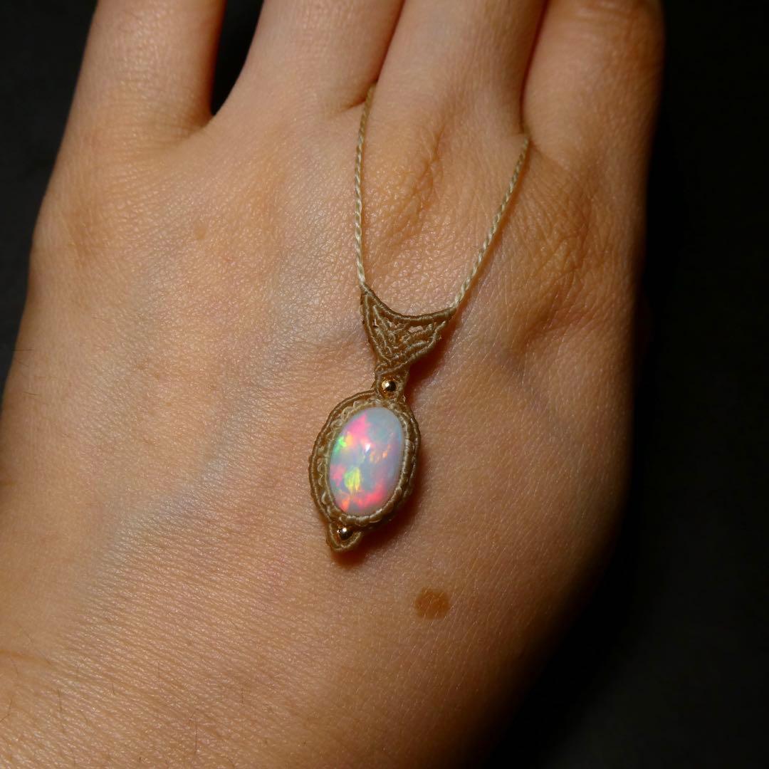 オパールのマクラメネックレス