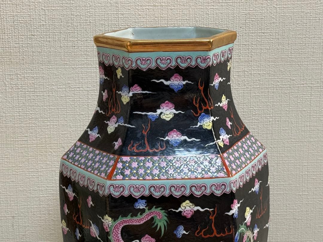 中国　大清乾隆年製銘　黒地粉彩龍鳳紋角瓶　左　高さ47.0cm 送料込み0106