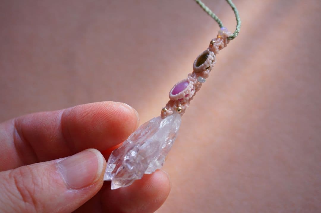 《春の妖精》ピンクアメジスト原石　ペリドット　ルビー　マクラメ　ネックレス