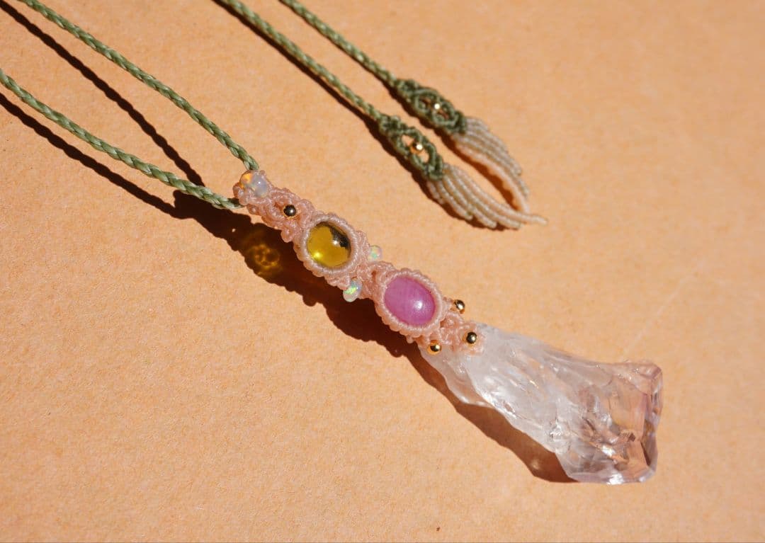 《春の妖精》ピンクアメジスト原石　ペリドット　ルビー　マクラメ　ネックレス