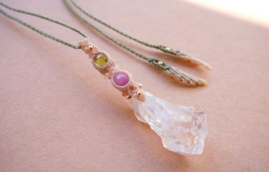 《春の妖精》ピンクアメジスト原石　ペリドット　ルビー　マクラメ　ネックレス