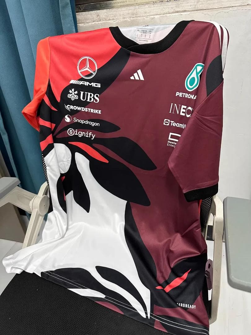 2025 年メルセデス AMG F1 チーム 限定モデル