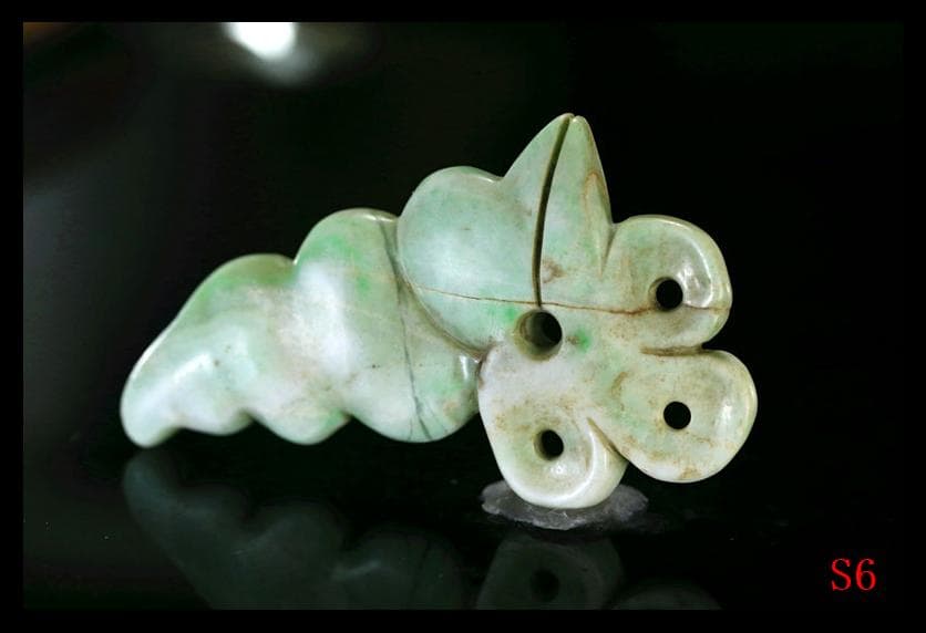 古墳期糸魚川ろうかん翡翠勾玉頭部に彫り込み冠状頭部鳥獣形勾玉縄文時代　出土石器