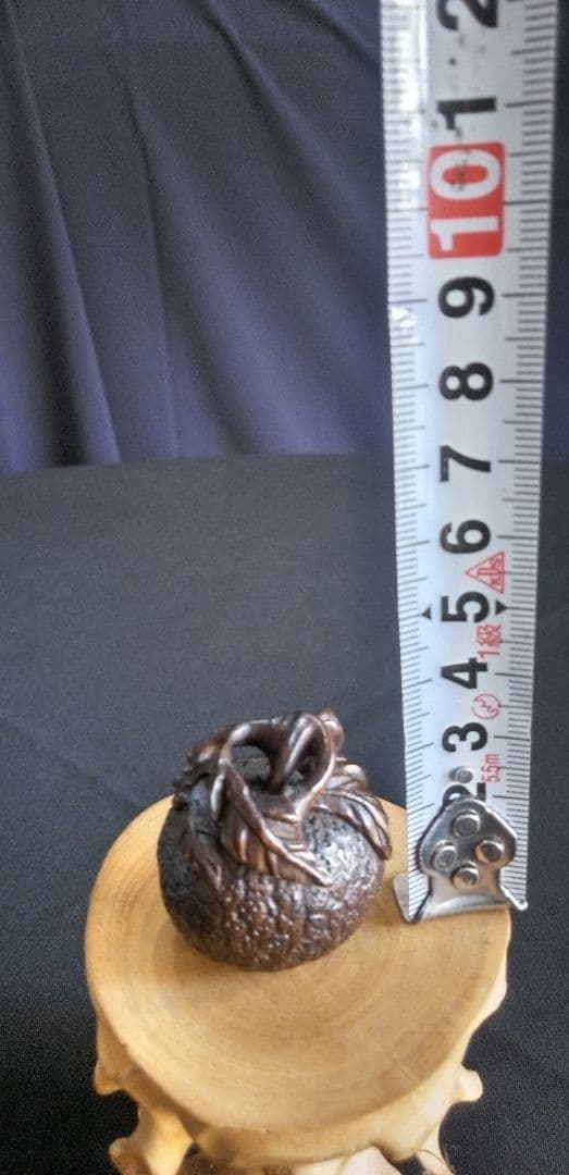 根付け、提げ物、木彫製植物装飾オブジェ 約3,5cm、作家名あり