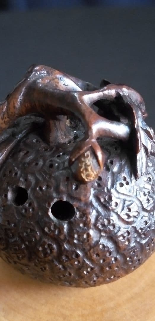 根付け、提げ物、木彫製植物装飾オブジェ 約3,5cm、作家名あり