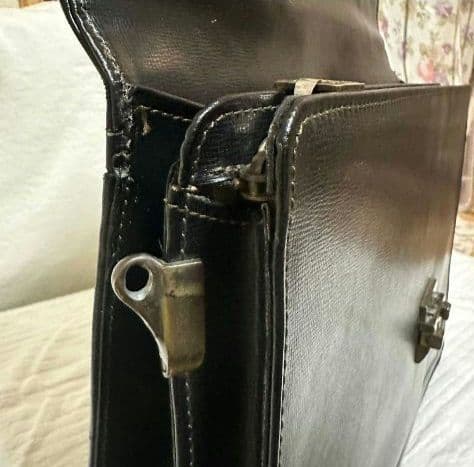 【希少】Aquascutum（アクアスキュータム）鍵付き本革 ビジネスバッグ