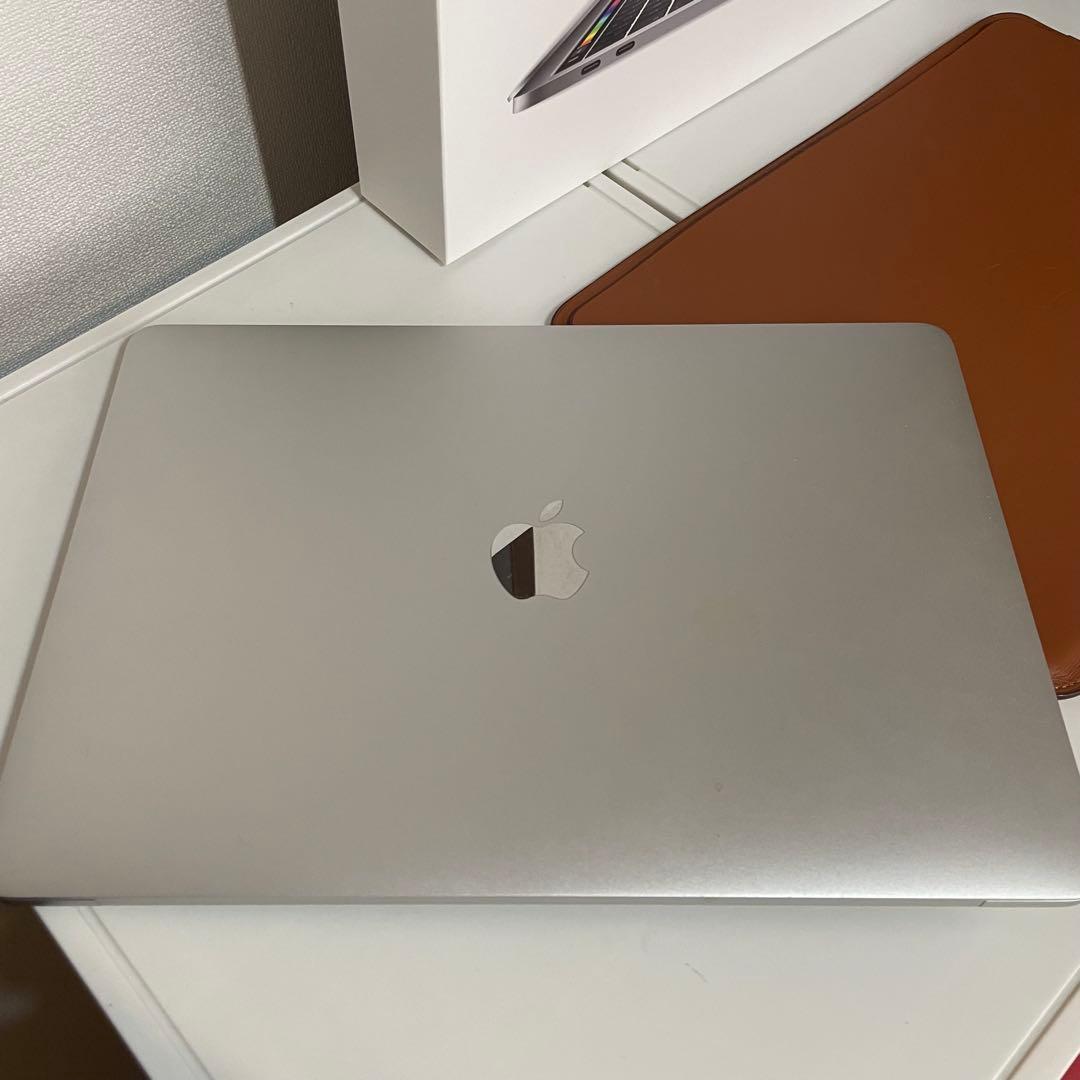 ＊MacBook Pro 13-inch, 2019,シルバー レザースリーブ付