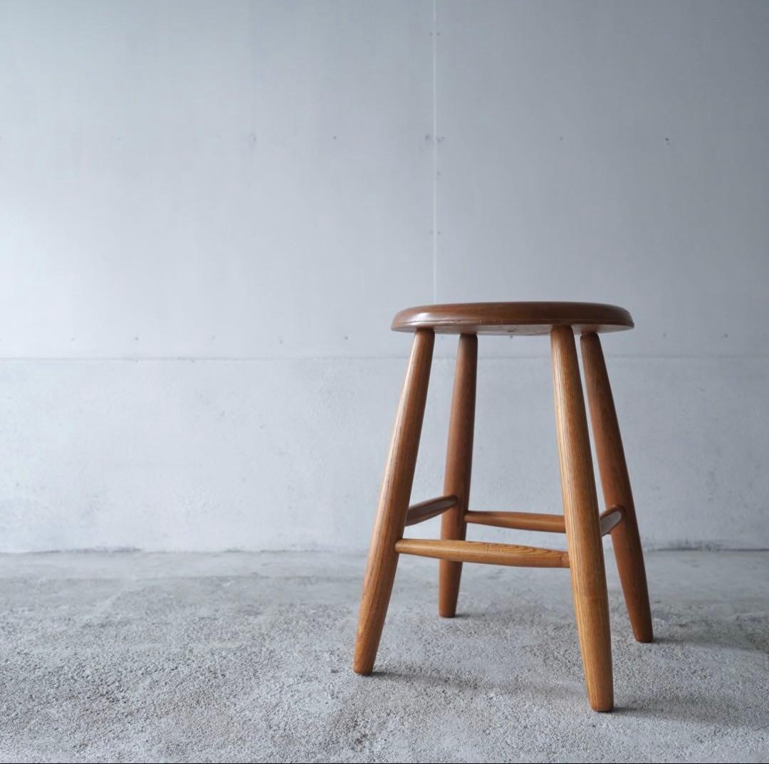 丸座面のスツール