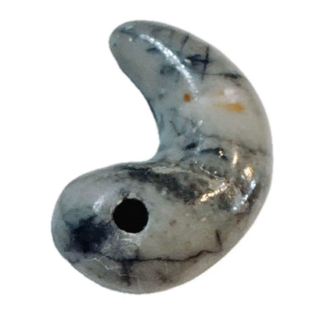 勾玉　古墳時代　縄文時代　古美術　貴重　グレー系30×17×10mm 土出