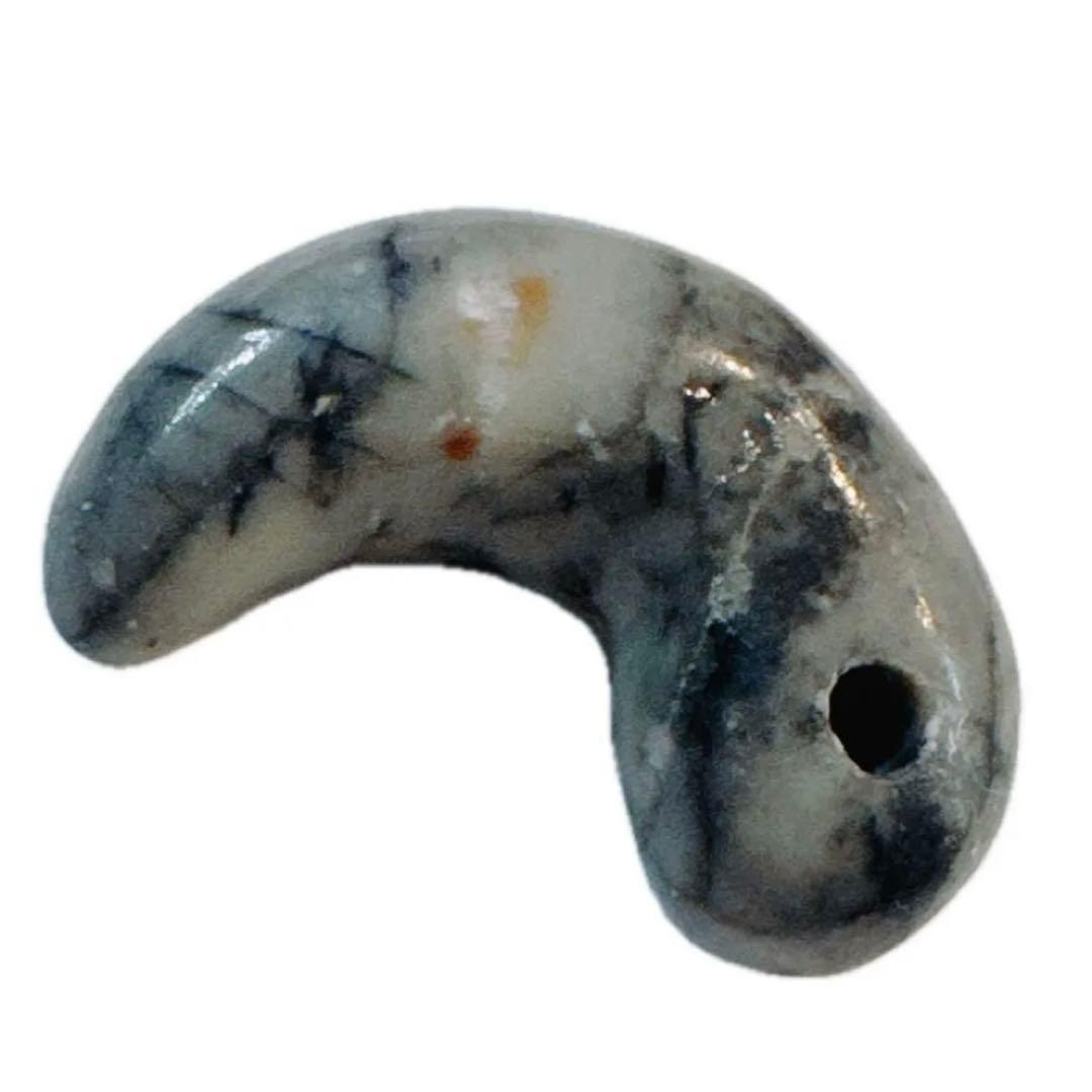 勾玉　古墳時代　縄文時代　古美術　貴重　グレー系30×17×10mm 土出