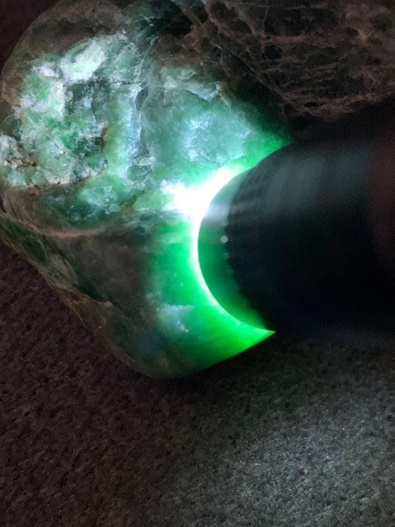 金山谷　糸魚川極上ひすい　96g 翡翠　鉱物標本　コン沢　水石　根付　糸魚川翡翠