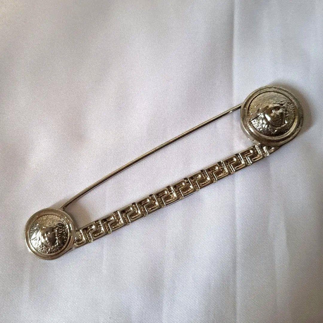 GIANNI VERSACE　ジャンニヴェルサーチメデューサブローチ