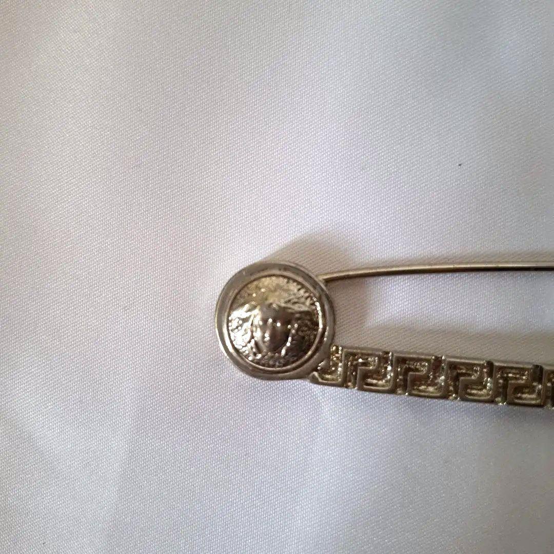 GIANNI VERSACE　ジャンニヴェルサーチメデューサブローチ