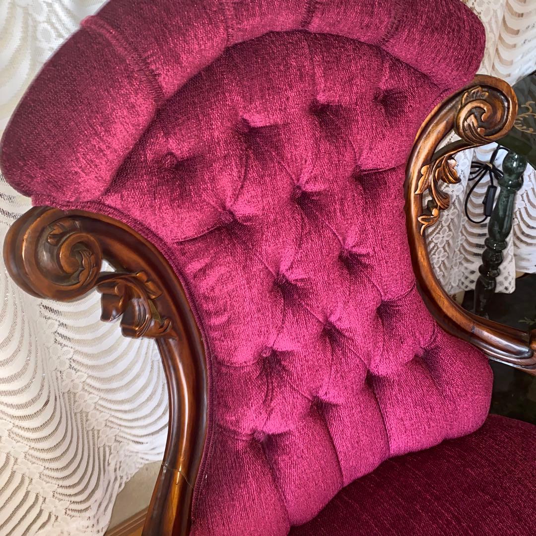 イタリア製ロココアンティークワインレッドのクラシック椅子　濃いピンクに近いソファ