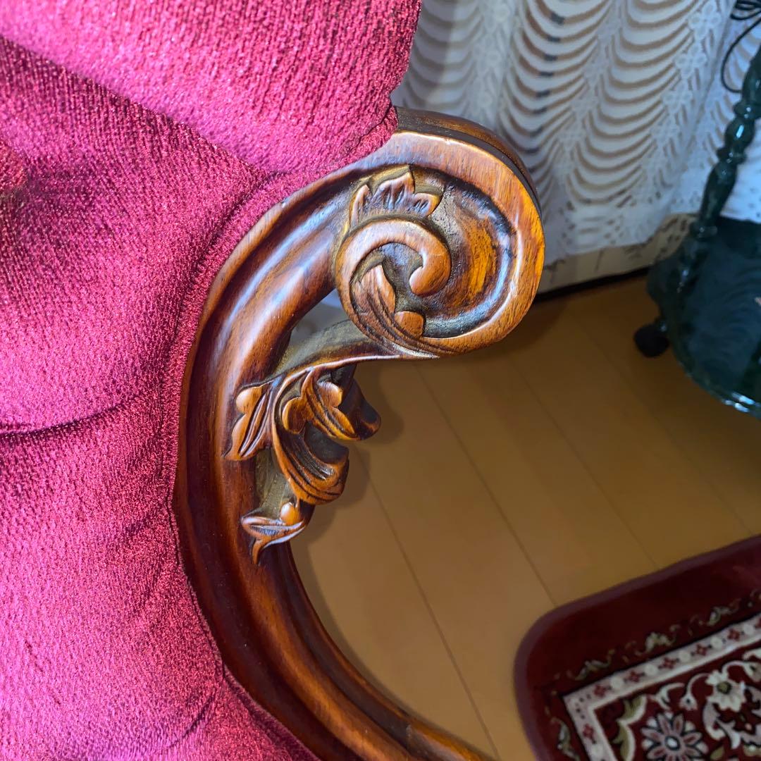 イタリア製ロココアンティークワインレッドのクラシック椅子　濃いピンクに近いソファ