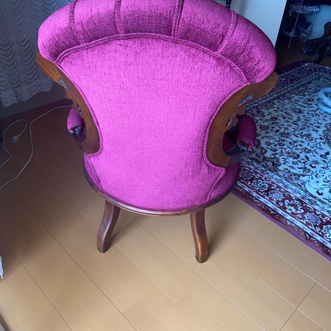 イタリア製ロココアンティークワインレッドのクラシック椅子　濃いピンクに近いソファ