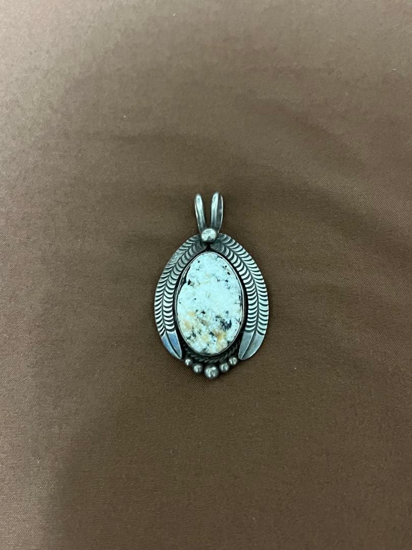 ナバホ族 ペンダントネックレス トップ ホワイトバッファロー