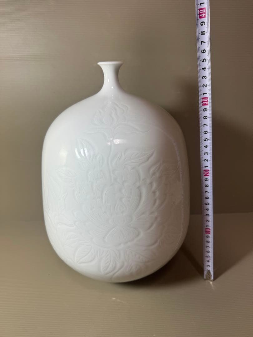 2921 松尾博之作　白磁花瓶　花文