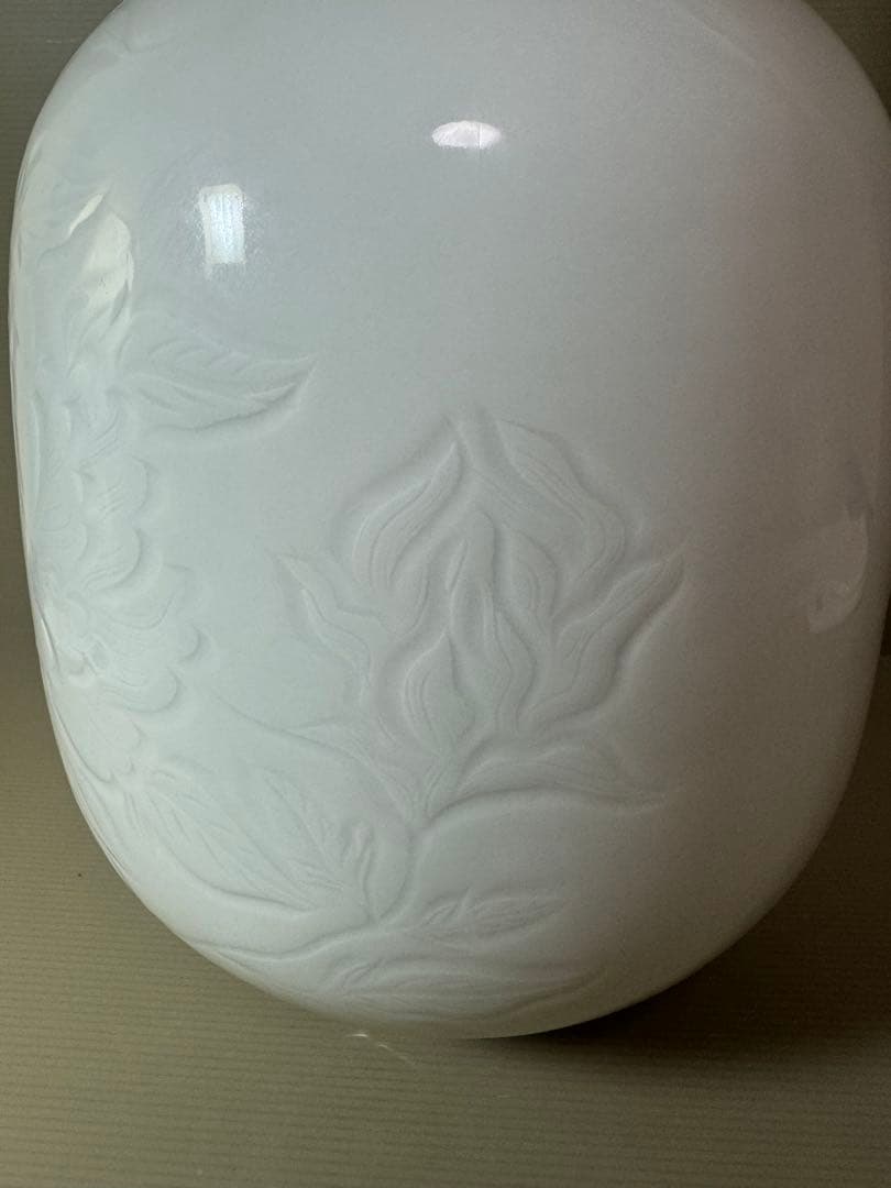 2921 松尾博之作　白磁花瓶　花文