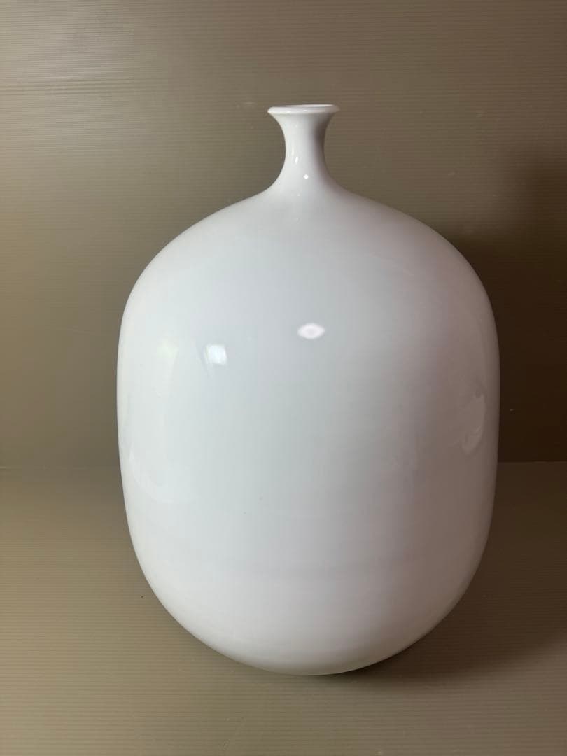 2921 松尾博之作　白磁花瓶　花文