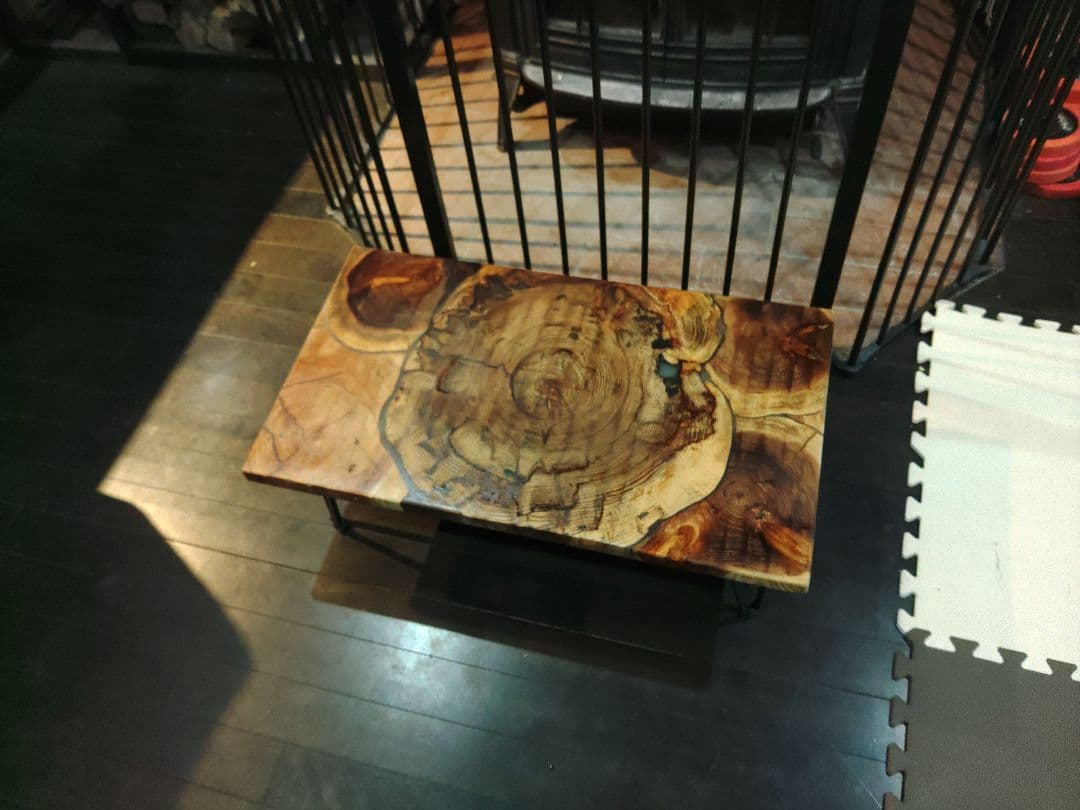 ピッツ　レジンのテーブル