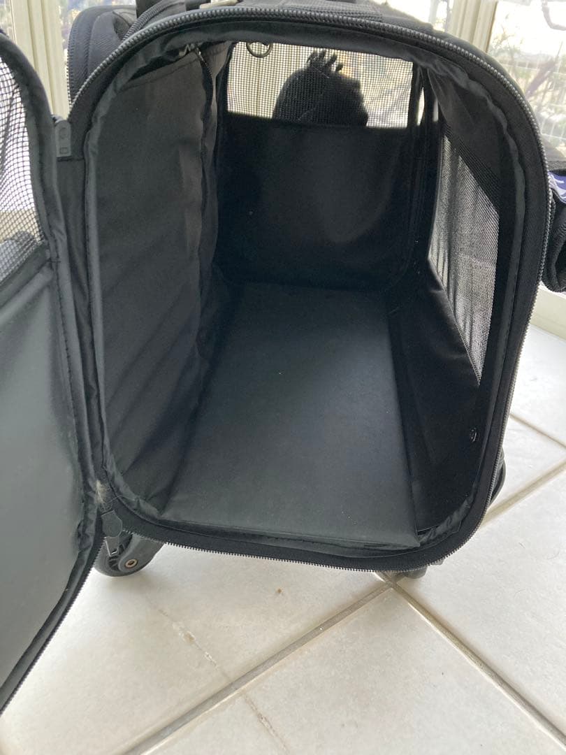 タグ付き新品　犬の黒いキルティングキャリーバッグ