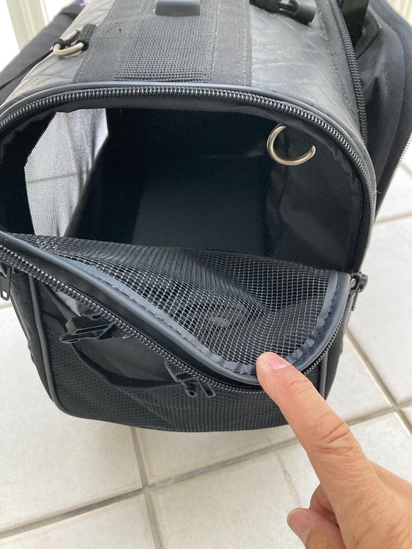 タグ付き新品　犬の黒いキルティングキャリーバッグ