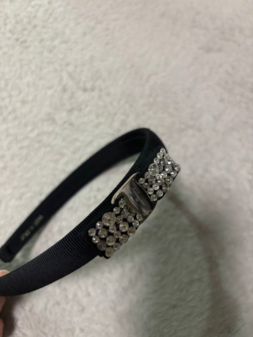 フェラガモ　ストーン付きリボンカチューシャ