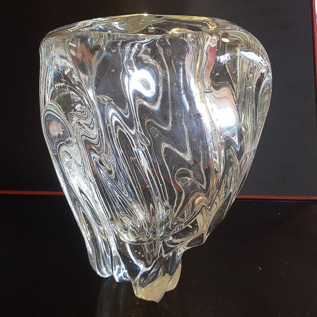 古い大きな気泡がある変形ガラス花入れ