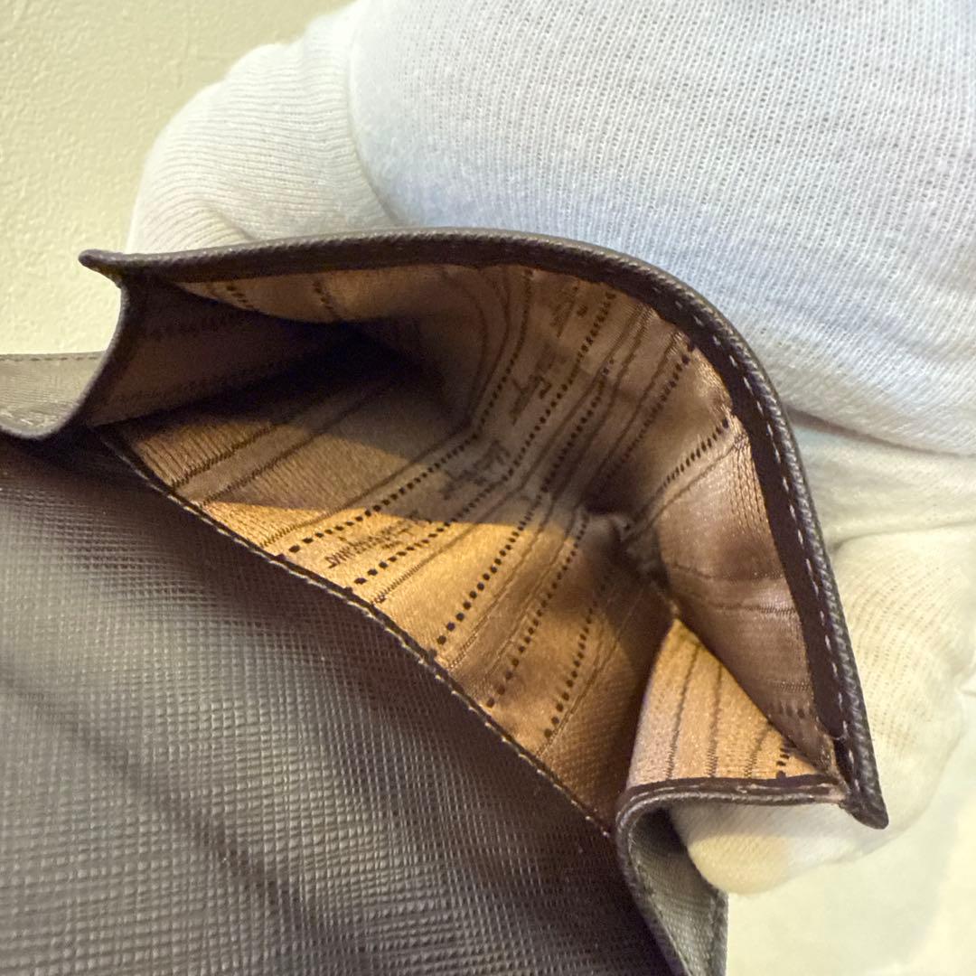 サルヴァトーレフェラガモ Salvatore Ferragamo 二つ折り財布