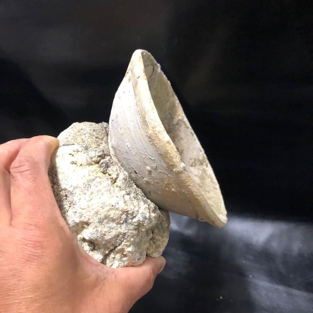 超珍品◾️蔵から超激レアな素焼きの台座が残った雰囲気の凄い抹茶茶碗が出て来ました。