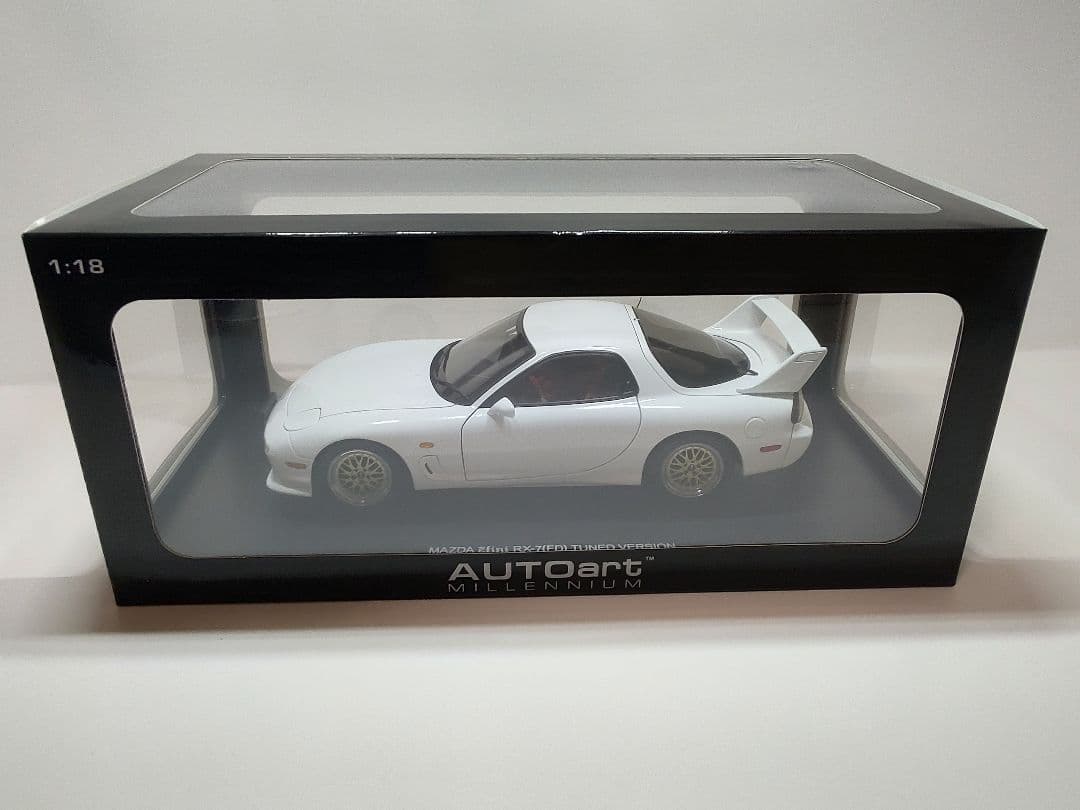 オートアート 1/18 RX-7 FD3S チューンドバージョン ピュアホワイト