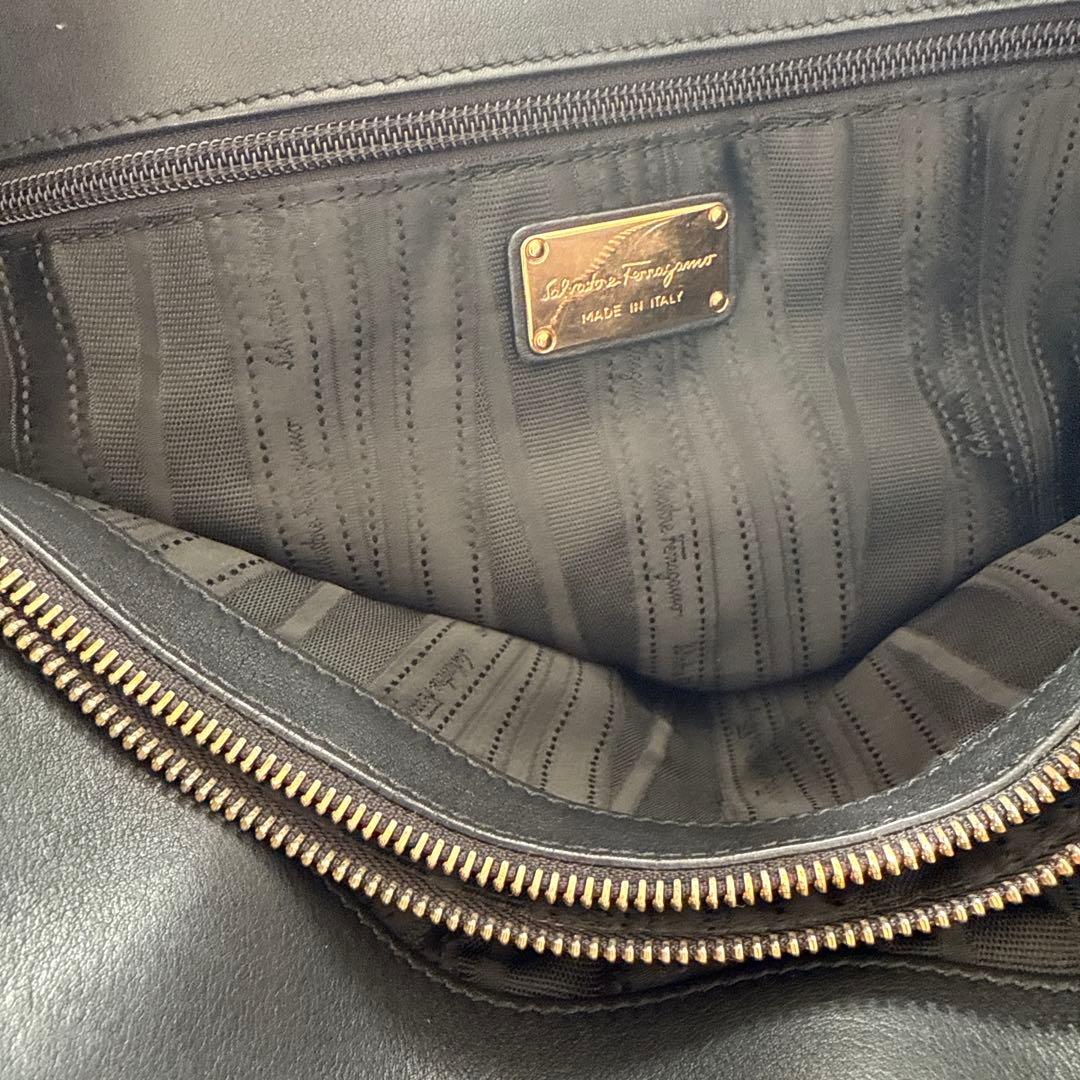 フェラガモ　ショルダーバッグ