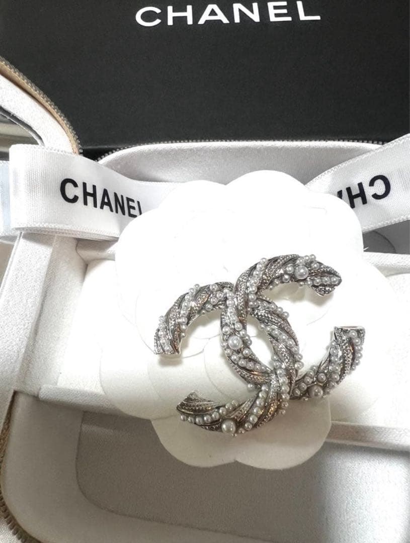 海外で買い集めたブローチ シルバー キラキラ パール メッシュショルダーケース