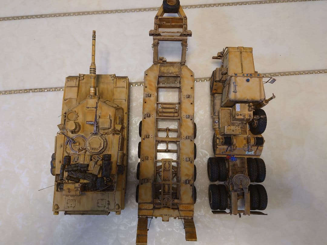 ホビーボス　戦車運搬車＆重装備セミトレーラー＆タミヤ　エイブラムス　1/35