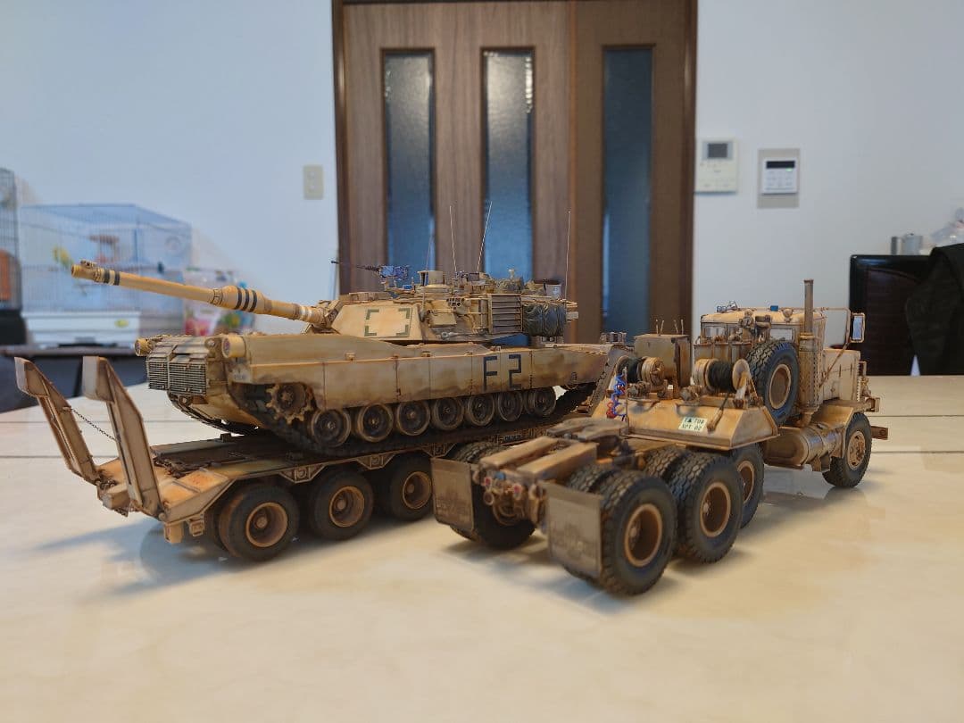 ホビーボス　戦車運搬車＆重装備セミトレーラー＆タミヤ　エイブラムス　1/35