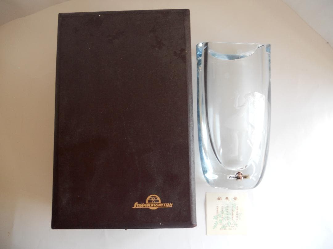 透かし彫り ガラス 花瓶 スウェーデン 製 ロマンティック な花瓶です