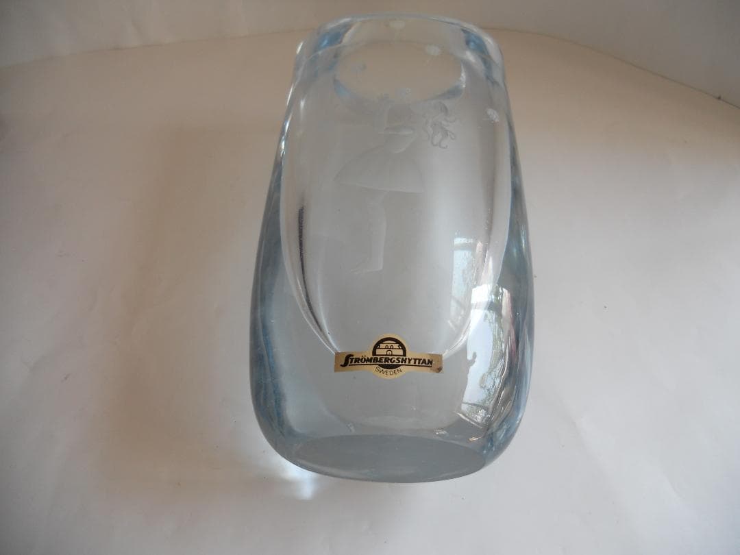 透かし彫り ガラス 花瓶 スウェーデン 製 ロマンティック な花瓶です