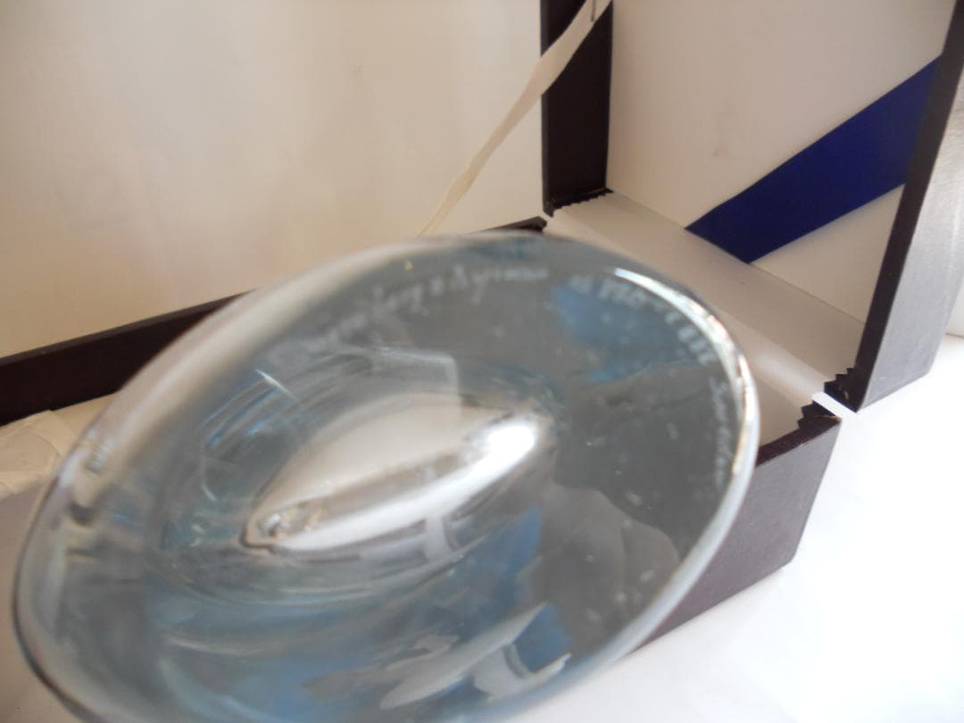 透かし彫り ガラス 花瓶 スウェーデン 製 ロマンティック な花瓶です